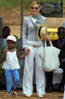 Madonna y su hija Mercy James