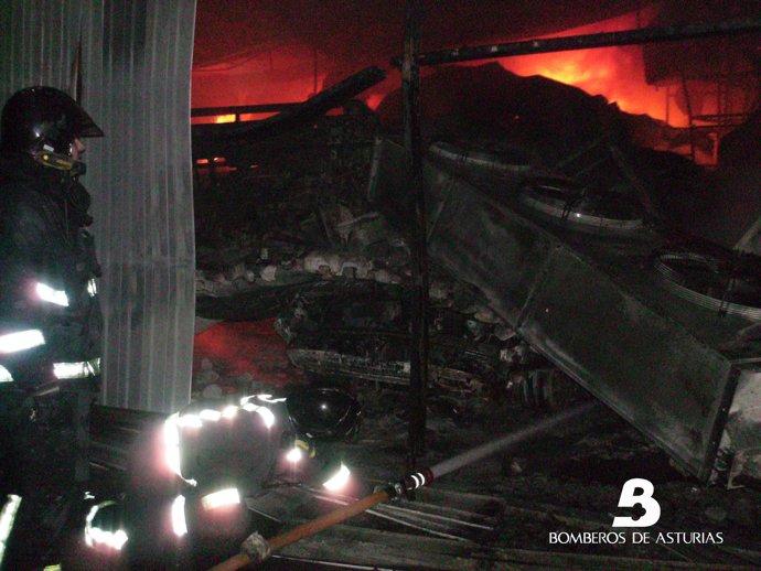 3 FOTOS DE INTERVENCION DE BOMBEROS DE ASTURIAS EN INCENDIO INDUSTRIAL EN TINEO