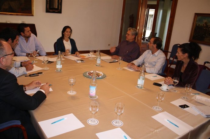 Consejera de Turismo de Fuerteventura, Águeda Montelongo, con representantes de 