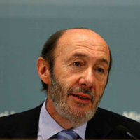 Rubalcaba dice que el Gobierno afronta la crisis económica "solo" y en medio de una "fantástica siesta" del PP