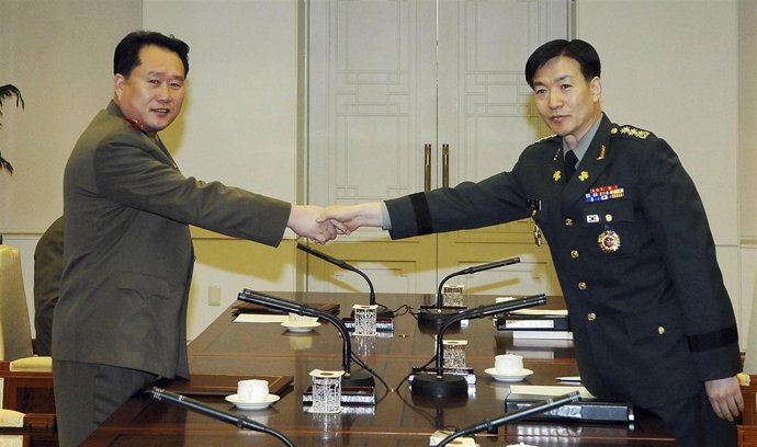 Coronel surcoreano Moon Sang Gyun y su homólogo norcoreano Ri Son Kwon