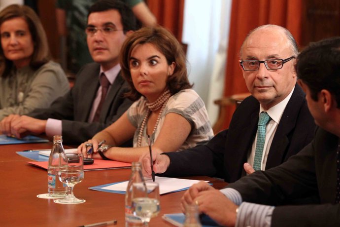 Soraya Sáenz de Santamaría, flanqueada por José Luis Ayllón y Cristóbal Montoro