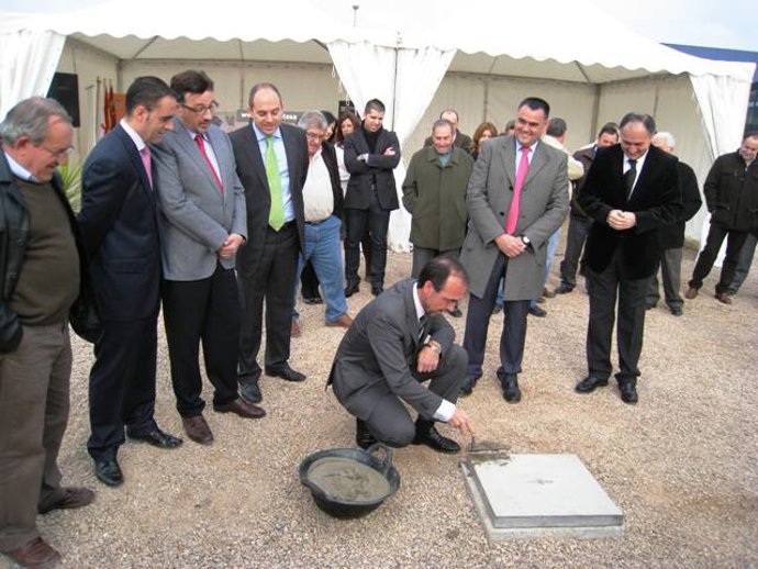 Imagen de la colocación de la primera piedra