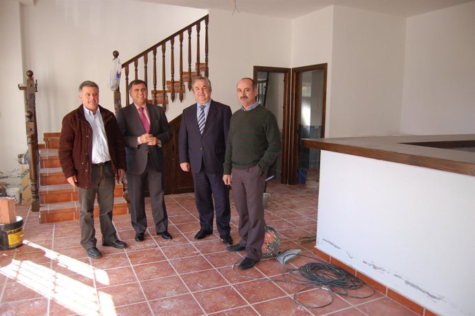 Pendón junto con Francisco Fernández España y los alcaldes de Macharaviaya y Moc