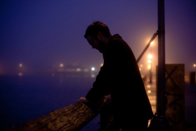 Hombre durante la noche