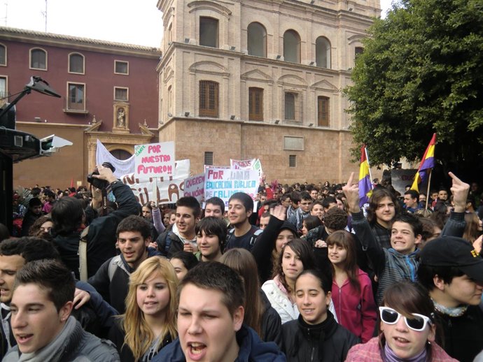 Estudiantes en la Plaza Santo Domingo 