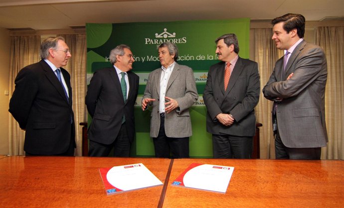 Paradores recibe los certificados ISO de mano de Bureau Veritas