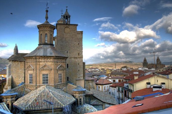 Nota De Prensa: Una Fotografía De Las Torres De La Iglesia De San Saturnino De J