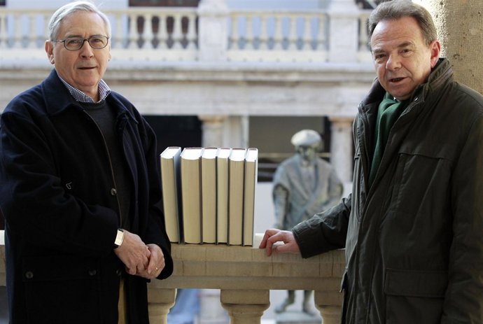 Los profesores Pérez y Estellés junto a su obra