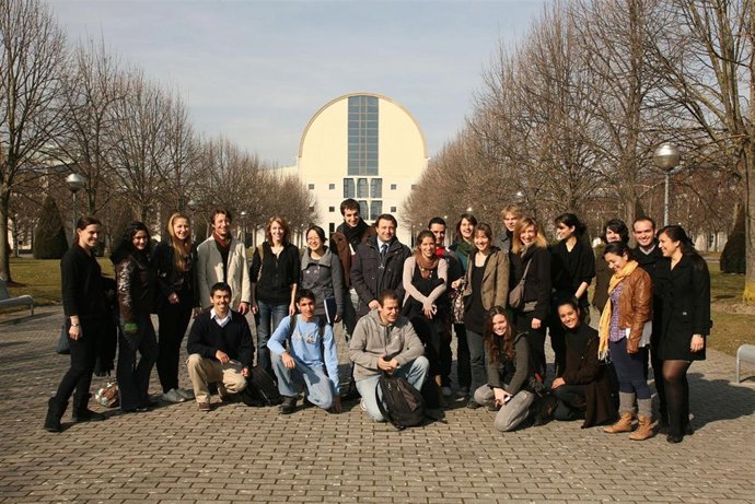 El vicerrector de Estudiantes, Javier Casalí, posa con los estudiantes.