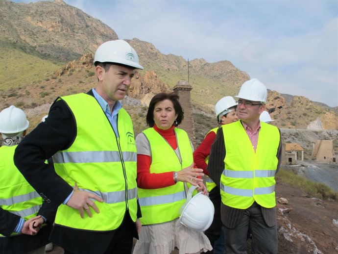 El delegado provincial de Economía, Juan Carlos Pérez Navas, y la alcaldesa de P