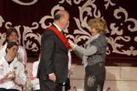 La selección recibe la Medalla Oro de la Comunidad de Madrid y Del Bosque, la Gran Cruz del 2 de Mayo