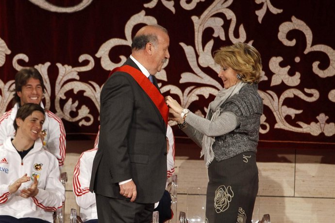 Aguirre entrega medalla de oro a Del Bosque