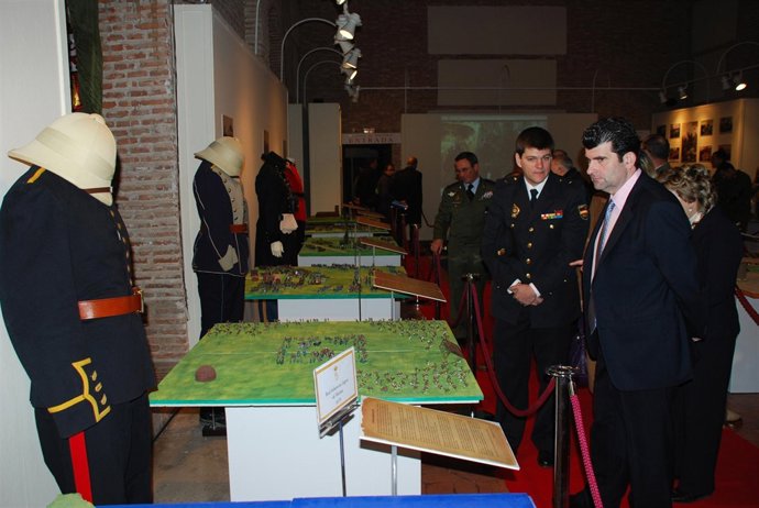 El alcade de Alcalá inaugura una exposición de objetos militares