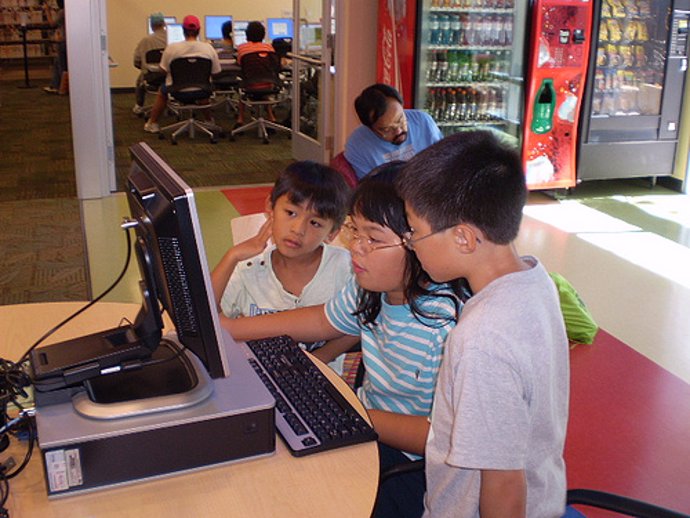 niños con un ordenador por San Jose Library CC desde Flickr