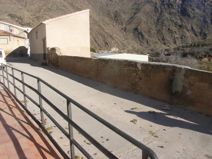 Las obras contemplan la construcción de un nuevo muro en la calle Aguilar Abuja 