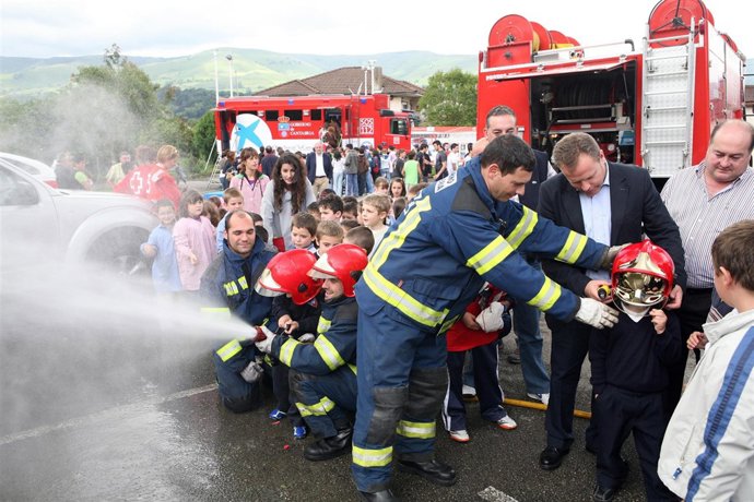 12:00Junto al Palacio de Soñanes, VillacarriedoEl consejero de Presidencia y Jus