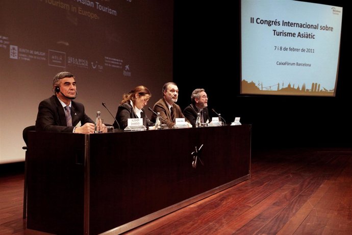 Roberto Varela, Conselleiro de Cultura de la Xunta, participa en la taula rodona