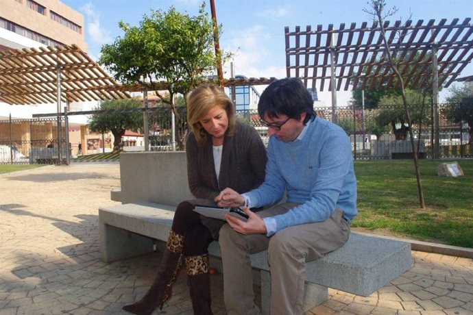 La alcaldesa de Fuengirola, Esperanza Oña, en uno de los puntos de wifi del muni