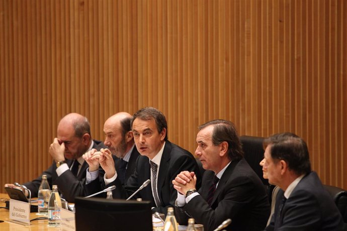 Zapatero, entre Alonso y Rubalcaba, ante el Grupo Socialista