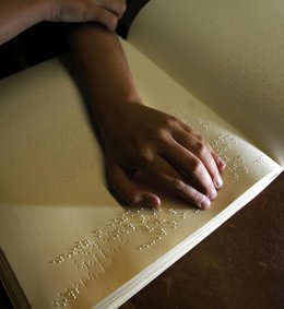 Persona ciega leyendo