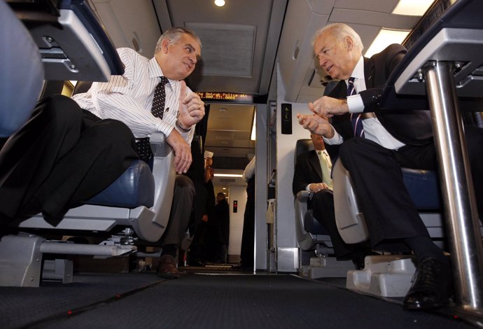 Biden y Lahood en un tren