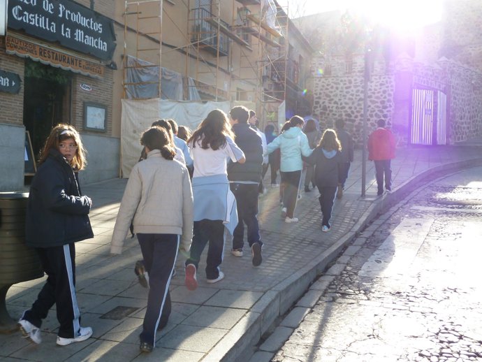 Niños yendo al colegio oledo
