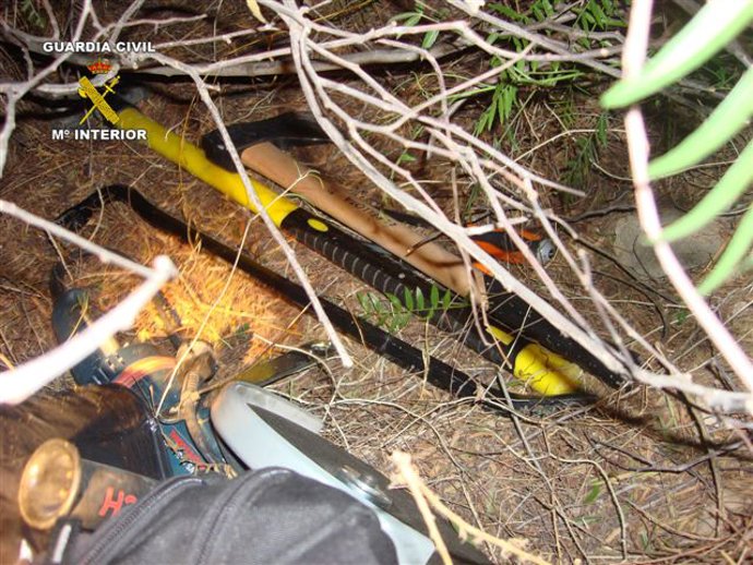 Algunos de los utensilios intervenidos a la banda durante la operación 'Queronea
