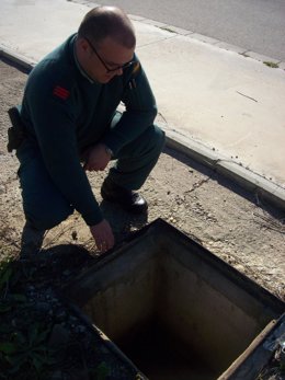 DOS NOTAS DE PRENSA DE LA GUARDIA CIVIL, UNA DE ELLAS CON FOTO