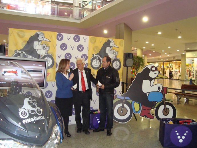 El padre Ángel, entre Parellada (d) y Pascual.