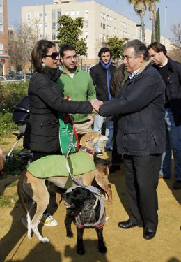 Zoido en su visita a Los Bermejales.