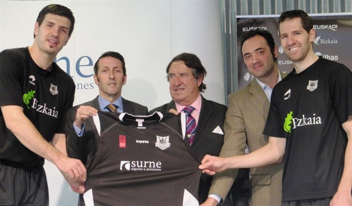 Banic y Vázquez , padrinos del 'Surne Fundación Bilbao Basket'  de la Minicopa 