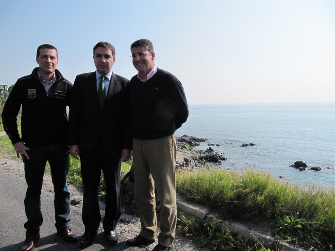 Óscar Médina, candidato del PP en Torrox; Elías Bendodo y el alcalde de Nerja, J