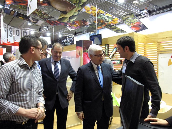 El consejero de Agricultura de Aragón, Gonzalo Arguilé, en Fruit Logistic 2011 d
