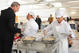 El consejero de Educación andaluz, Francisco Álvarez de la chica, en un comedor