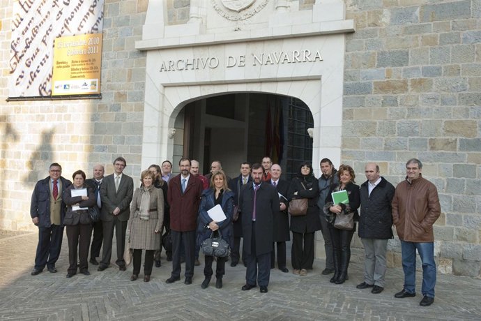 Miembros del Consejo Navarro de Turismo ante la puerta del edificio del Archivo 