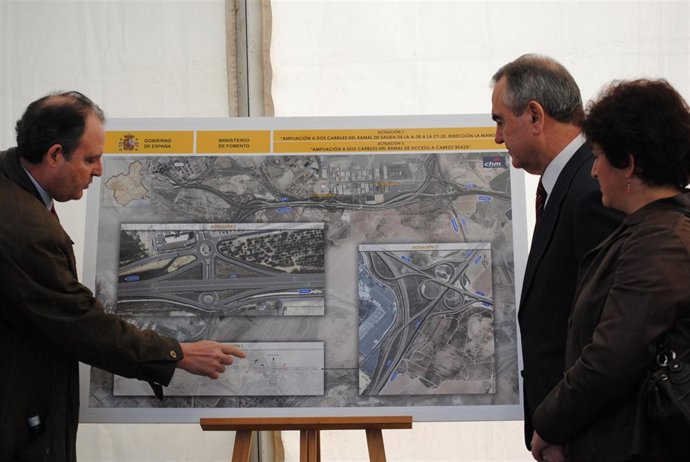 El delegado, contempla el plano