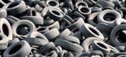 Imagen de neumáticos en un vertedero