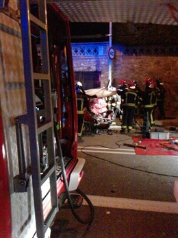 Bomberos trabajando en el accidente de Reina Elisenda