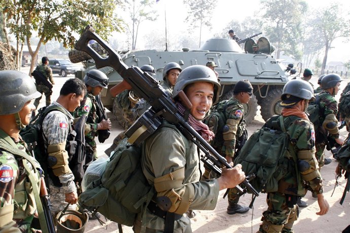 Soldados camboyanos marchan hacia la frontera con Tailandia