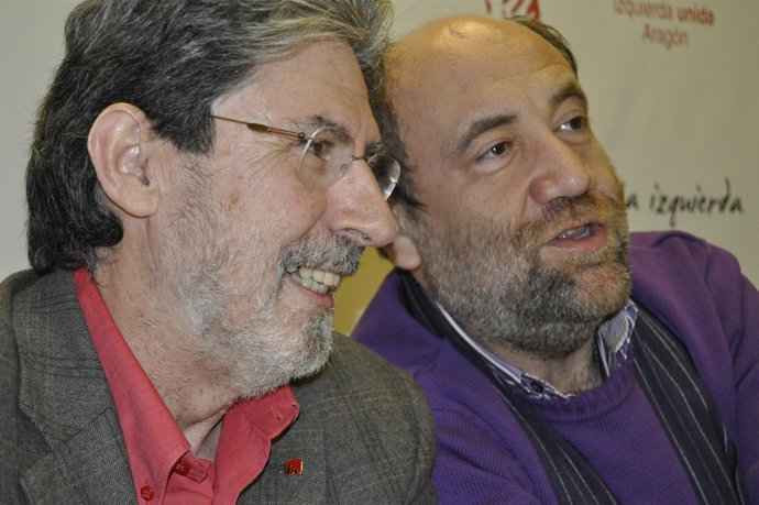 El coordinador general de IU-Aragón, Adolfo Barrena, (izda.) junto con el coordi