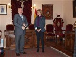 La presidenta del Parlamento Vasco, en su visita previa al Ayuntamiento de Carri