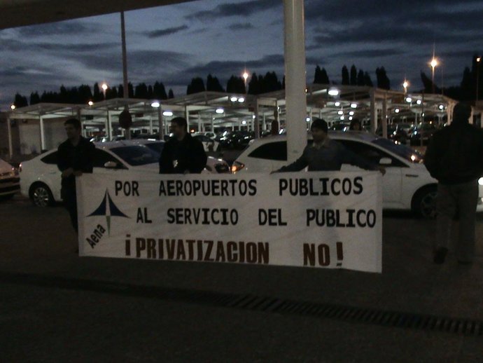 Protesta de los trabajadores del aeropuerto de Asturias.