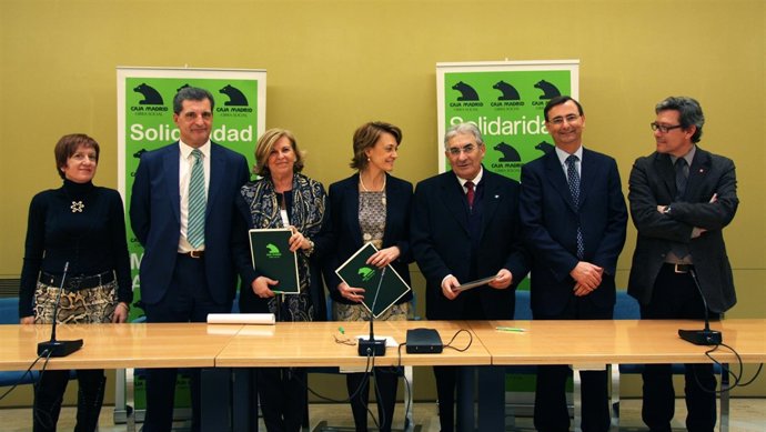 Firma del convenio entre Caja Madrid y la Fundación Secretariado Gitano