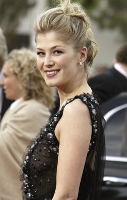 La actriz británica Rosamund Pike