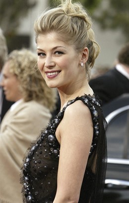 La actriz británica Rosamund Pike