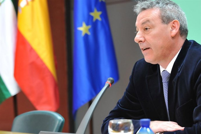 El consejero de Educación, Francisco Álvarez de la Chica, en rueda de prensa