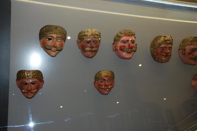Máscaras expuestas en el Ateneo