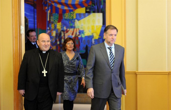 El arzobispo de Zaragoza, la consejera Broto y el presidente Marcelino Iglesias 