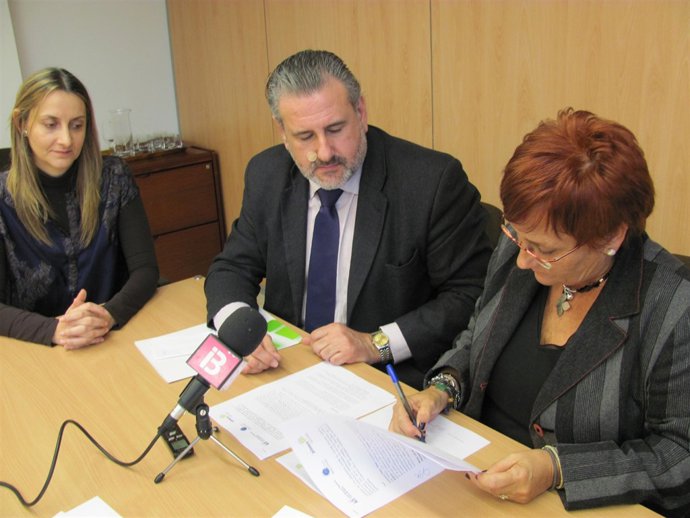 Bernat Coll firmar el convenio con Francesca Vives 
